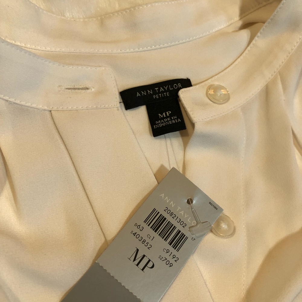 🌸 Ann Taylor 🌸NWT🌸Ivory blouse 🌸Medium Petite